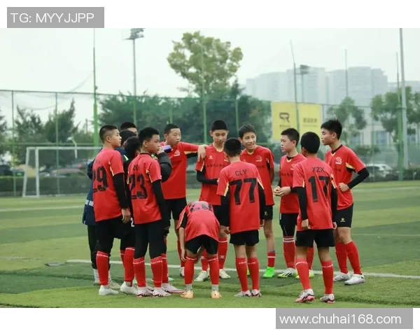 足球男生聊天分享：从球场战术到生活趣事的全面交流